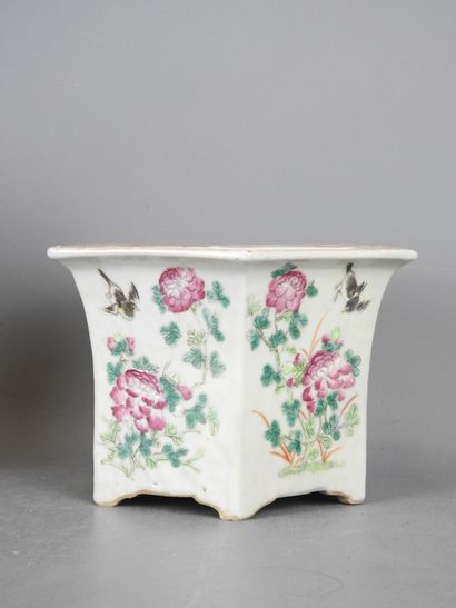 CHINA: Hexagonal porcelain pot cover with...