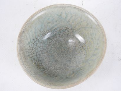 Lot composed of:
-Ceramic bowl with cracked...