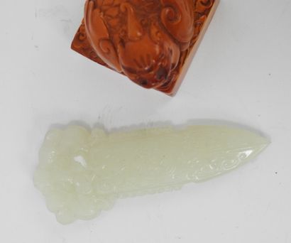 CHINE : Pendentif amulette en jade sculpté,...