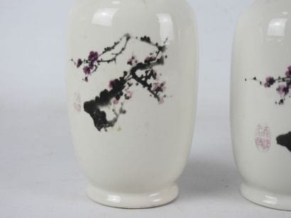 JAPON : Paire de vases en porcelaine à décor...