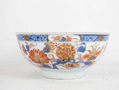 IMARI. Coupe en porcelaine à décor de fleurs....