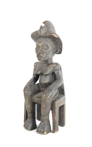 GABON. Femme assise, visage scarifié, coiffe...