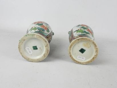 CHINE : Paire de vases en porcelaine à décor...