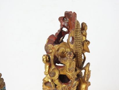 CHINE : ornement en bois sculpté doré à décor...