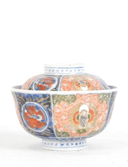CHINE. Tasse couverte en porcelaine à décor...