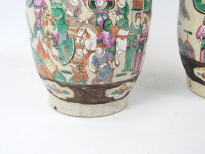 NANKIN : Paire de vases de forme balustre...