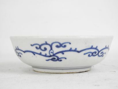 CHINE. Coupelle en porcelaine blanc bleu...