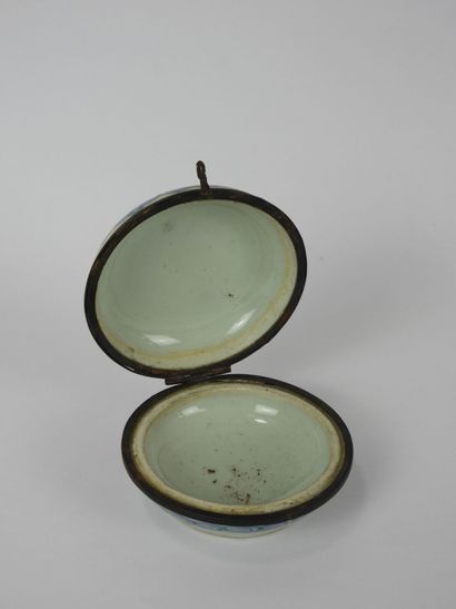 CHINE : Boîte de forme circulaire en porcelaine...