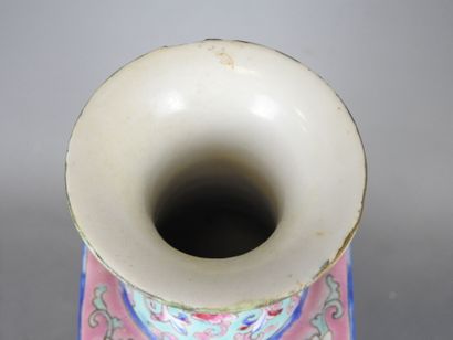 CHINA: Porcelain quadrangular vase with polychrome...