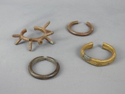 Quatre bracelets bronze dont un rare bracelet...