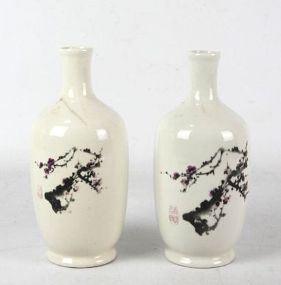 JAPON : Paire de vases en porcelaine à décor...
