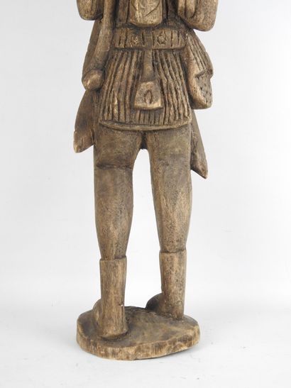 DOGON, Mali. Chasseur debout avec arc, dagues...