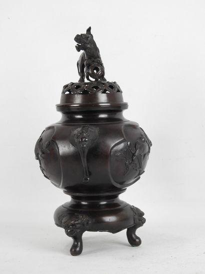 JAPON : Brule-parfum tripode en bronze à...