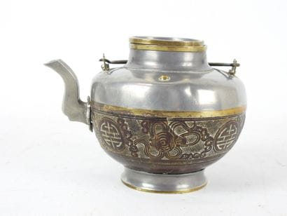 CHINE : Théière en étain et noix de coco...