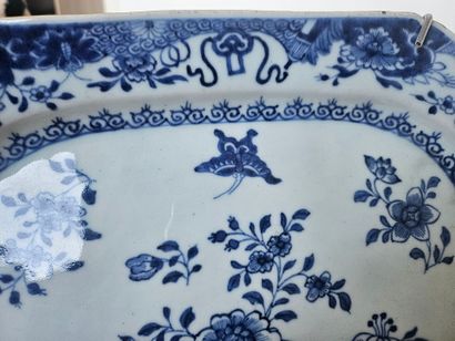 CHINE, XVIIIe.
Plat octogonal en porcelaine...