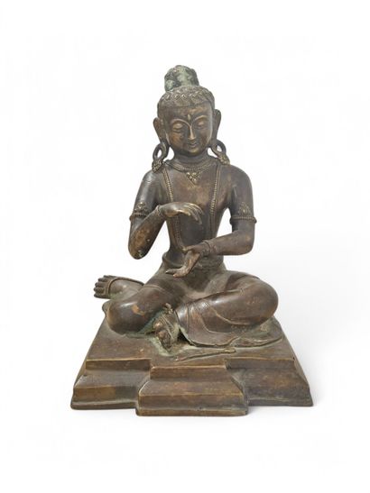 NÉPAL, XIXe.
Indra assise.
Statue en bronze...
