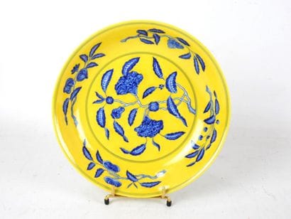 CHINE : Assiette en porcelaine à décor en...