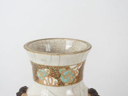 JAPON : Paire de vases en grés porcelainique...