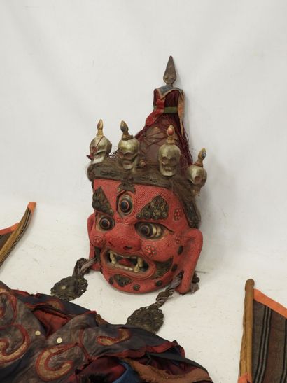CHINE : Important masque en bois, perles,...