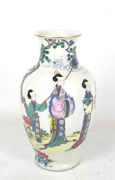CHINE : Vase de forme balustre en porcelaine...