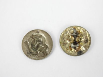 CHINE : Paire de boutons en métal à décor...
