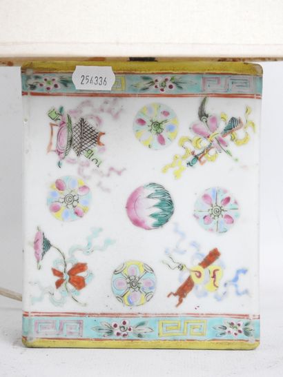CHINE: Petite lampe rectangulaire en porcelaine...