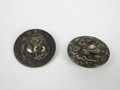 CHINE : Paire de boutons en métal à décor...