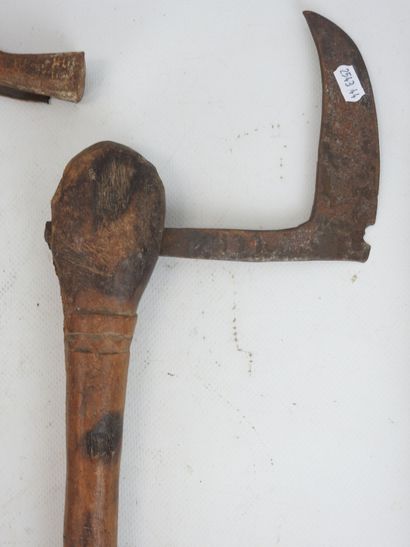 AFRIQUE : Trois outils agricoles avec manches...