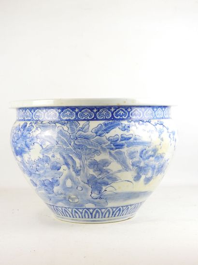 CHINE. Grand cache-pot en porcelaine blanc...