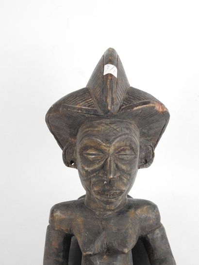 GABON. Femme assise, visage scarifié, coiffe...