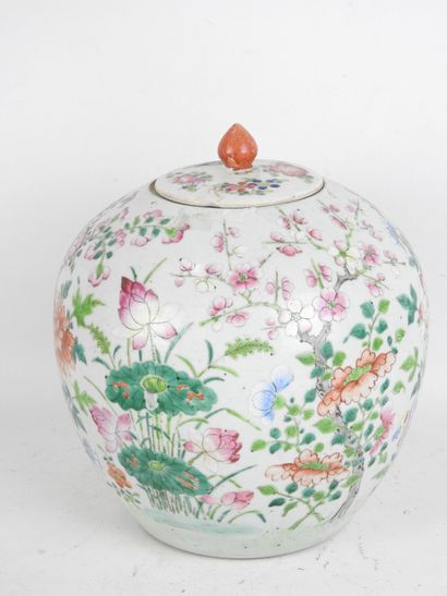 CHINE. Pot à gingembre en porcelaine à décor...