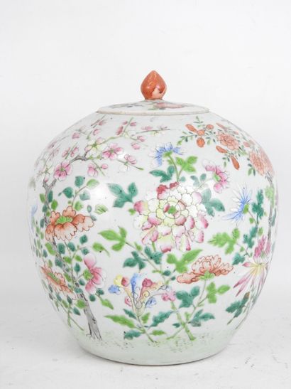 CHINE. Pot à gingembre en porcelaine à décor...