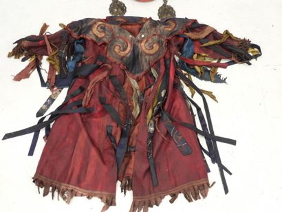 CHINE : Important masque en bois, perles,...