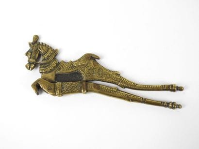 NEPAL : Ciseau à Bétel en bronze à décor...