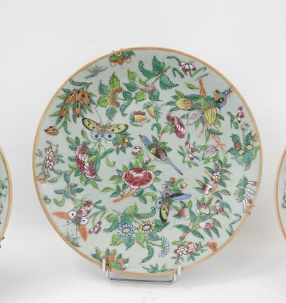 CHINE : Trois assiettes en porcelaine à décor...