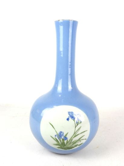 CHINE : Vase à long col en porcelaine lavande...