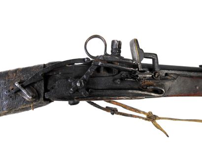 ARMES à FEU. Fusil tibétain à mèche, monture...