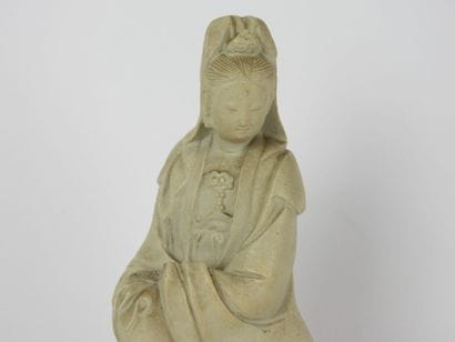 CHINE : Guanyin. Statuette en grès. Marque...