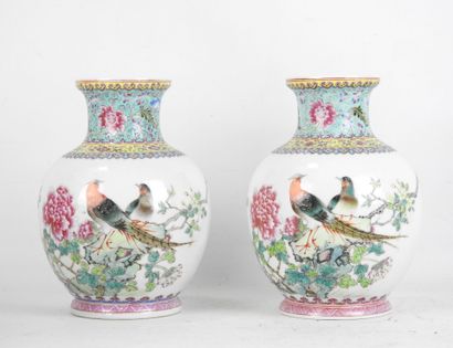 CHINE. Paire de vases pansus en porcelaine...
