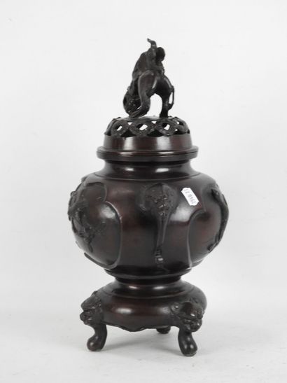 JAPON : Brule-parfum tripode en bronze à...