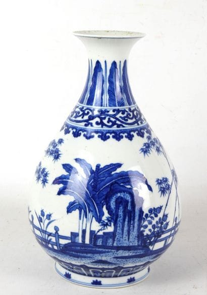 VASE de forme balustre en porcelaine blanc...