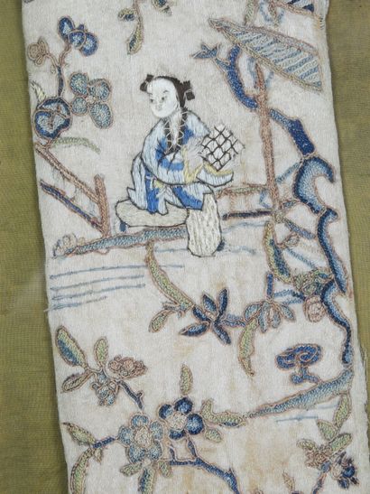 CHINE : Deux soies brodées à décor de personnages...