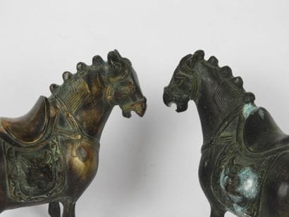 CHINE : Couple de chevaux en bronze à patines...