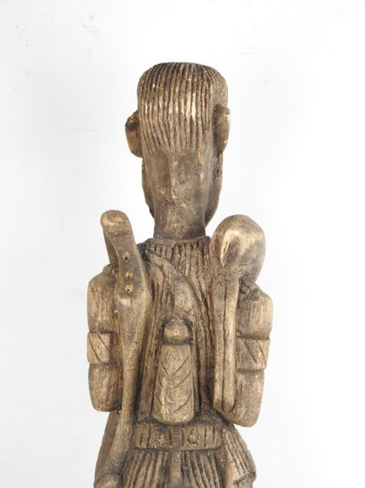 DOGON, Mali. Chasseur debout avec arc, dagues...