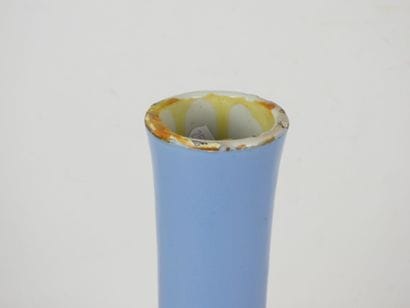 CHINE : Vase à long col en porcelaine lavande...