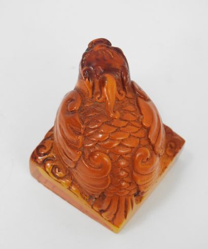 CHINE : Pendentif amulette en jade sculpté,...