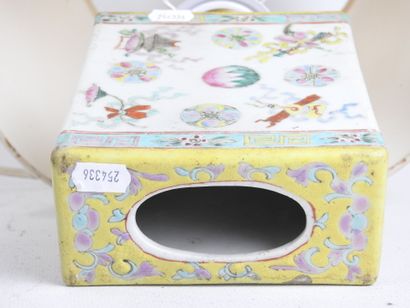 CHINE: Petite lampe rectangulaire en porcelaine...