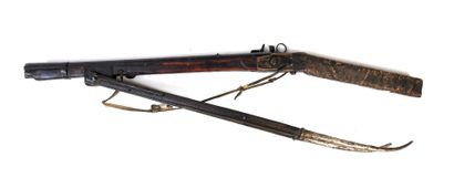 ARMES à FEU. Fusil tibétain à mèche, monture...