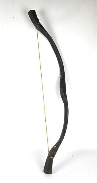ARC en bois patiné noir. H. 104 cm.