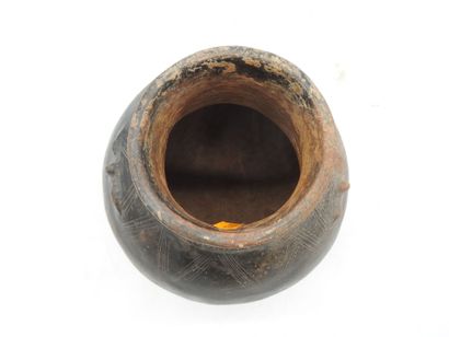 TAIRONA: Black-glazed terra cotta pansu vase...